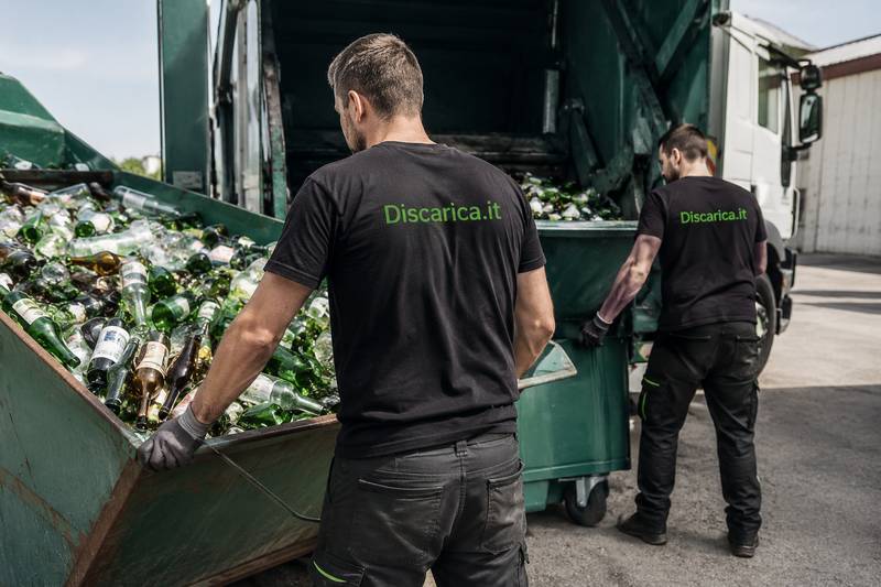foto operatori smaltiscono vetro