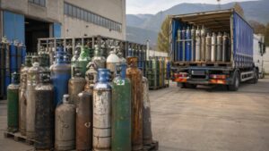 piazzale con bombole a gas da smaltire